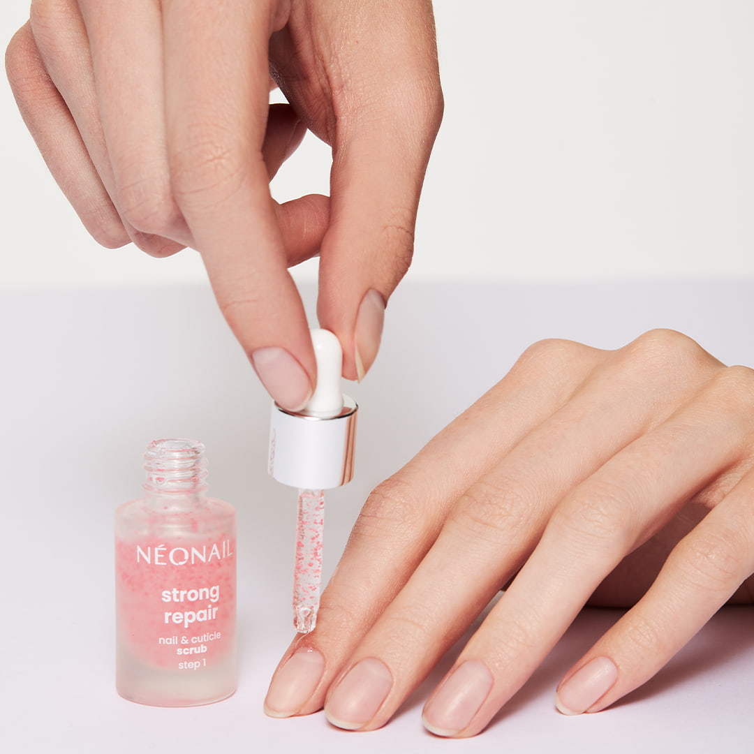Scrub rigenerante per unghie e cuticole 6,5ml - Strong Repair Nail & Cuticle Scrub STEP 1